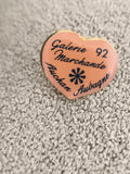Pin's vintage cœur Galerie Marchande Auchan Aubagne 92 émaillé rose (Ref 3)