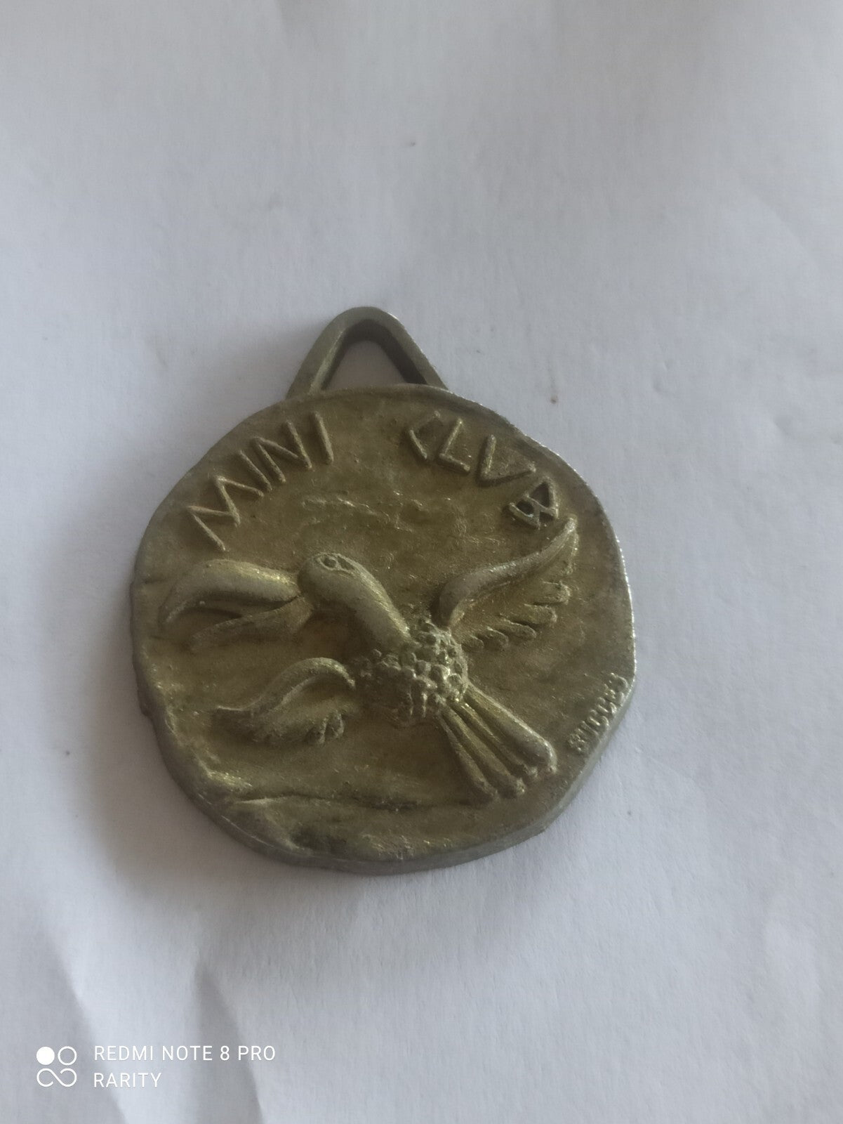 Médaille Mini Club Med vintage relief oiseau souvenir ancien voyage