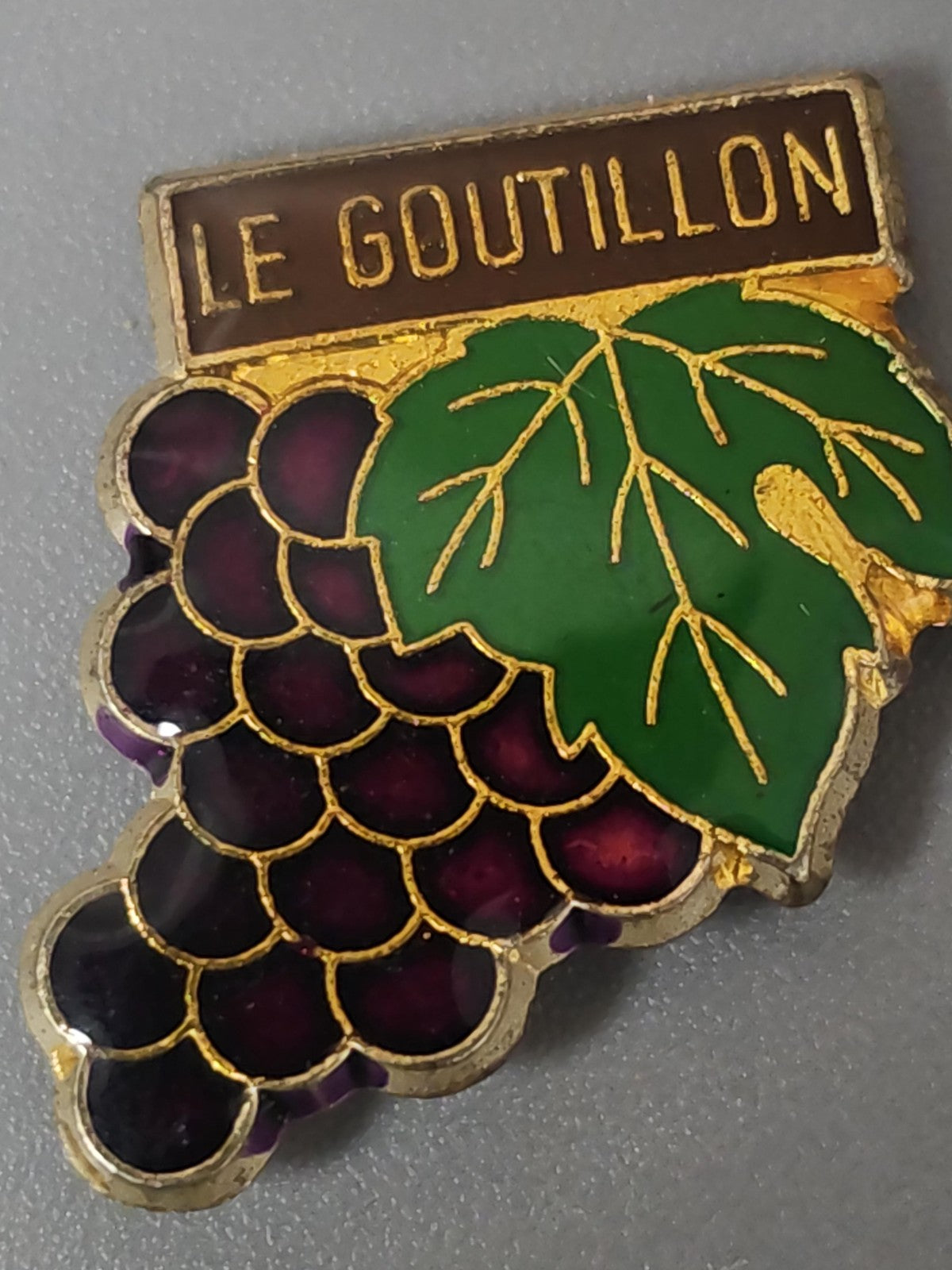 Pin's rétro ancien Le Goutillon badge collection vintage objet publicitaire Fran