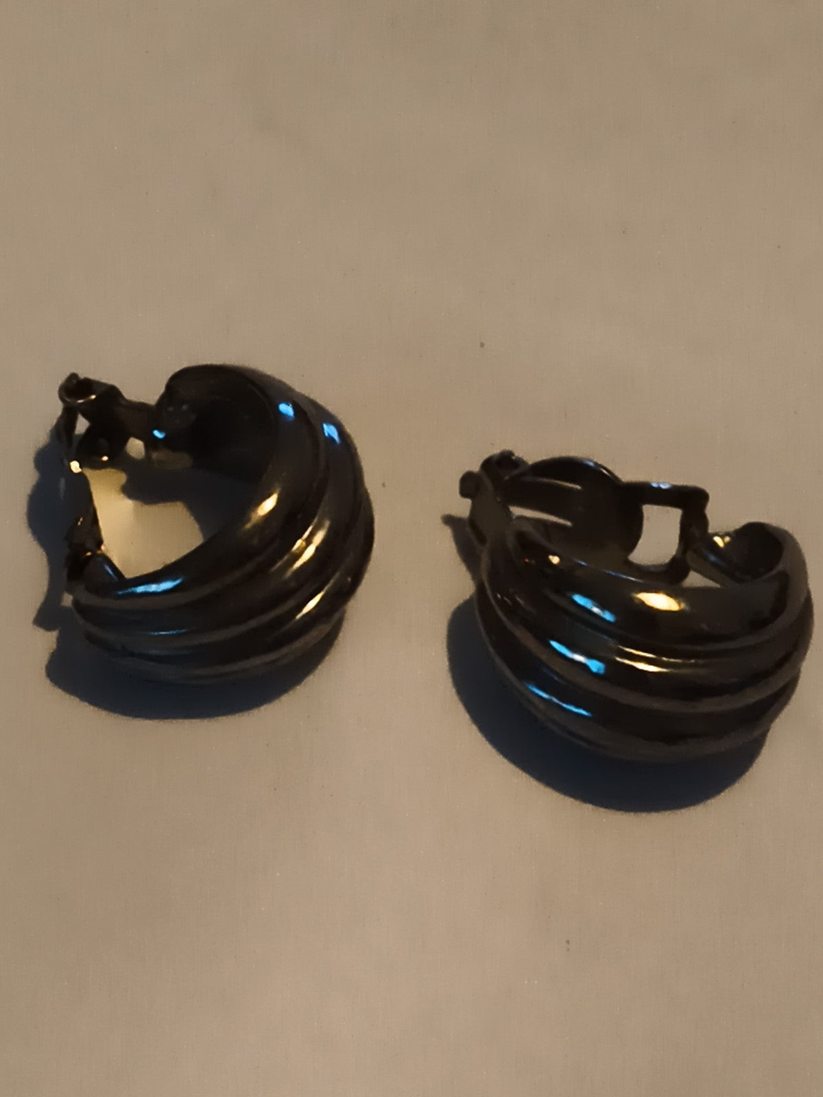 Boucles d'oreilles vintage clips bombées noir brillant, créoles années 80 rétro
