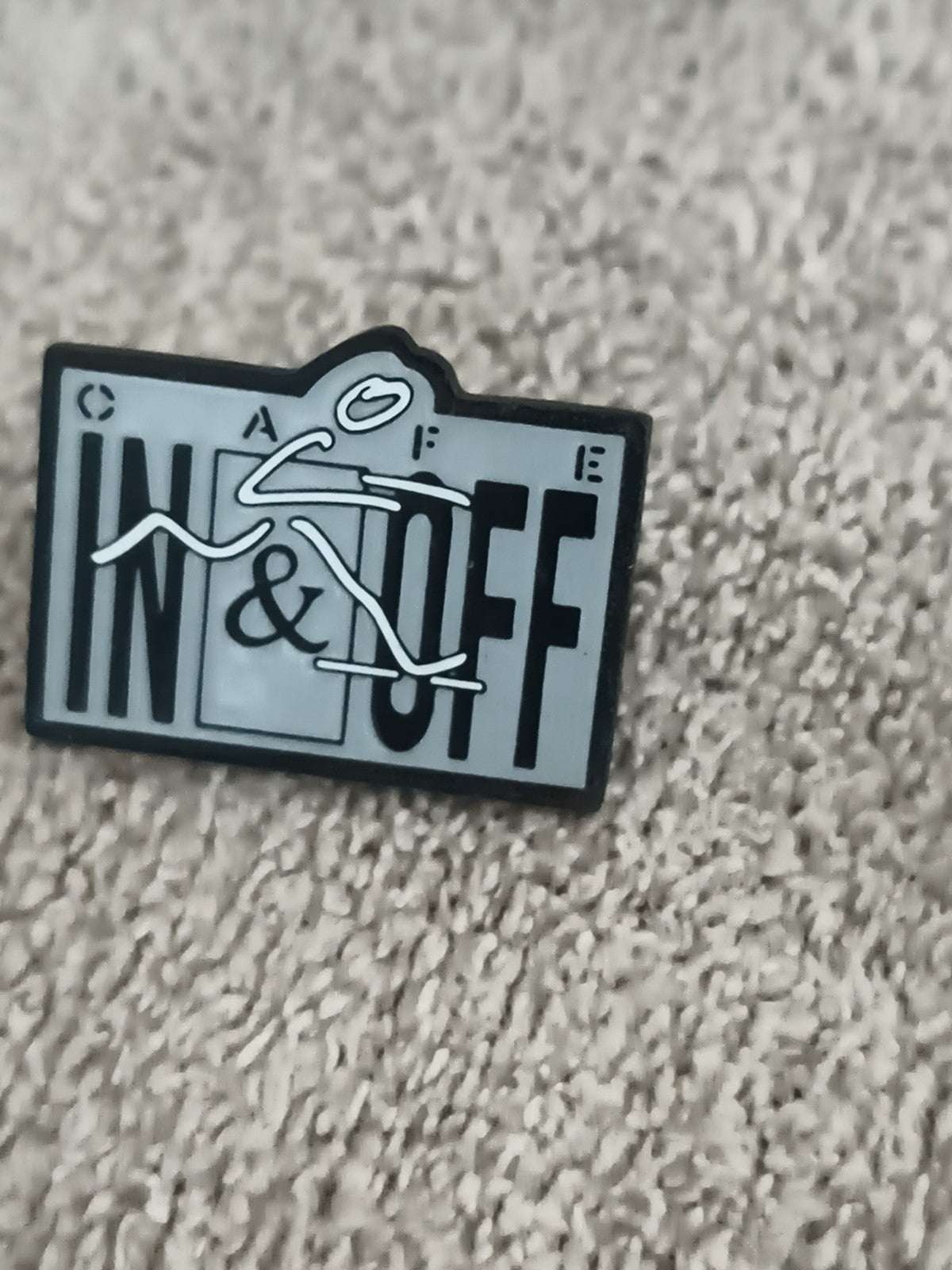 Pin's Café IN & OFF vintage, logo stylisé, badge ancien (Ref 10)