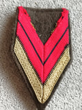 Insigne d’épaule militaire ancien galon chevron rouge doré vintage