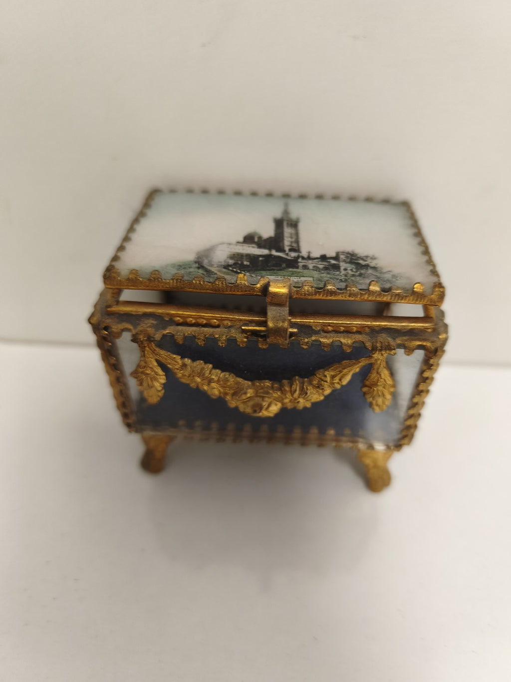 Boîte à bijoux ancienne vitrine verre décor doré, vue château, style XIXe