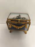 Boîte à bijoux ancienne vitrine verre décor doré, vue château, style XIXe