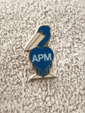 Pin's vintage cigogne bleue APM émaillé badge ancien logo oiseau (Ref 7)
