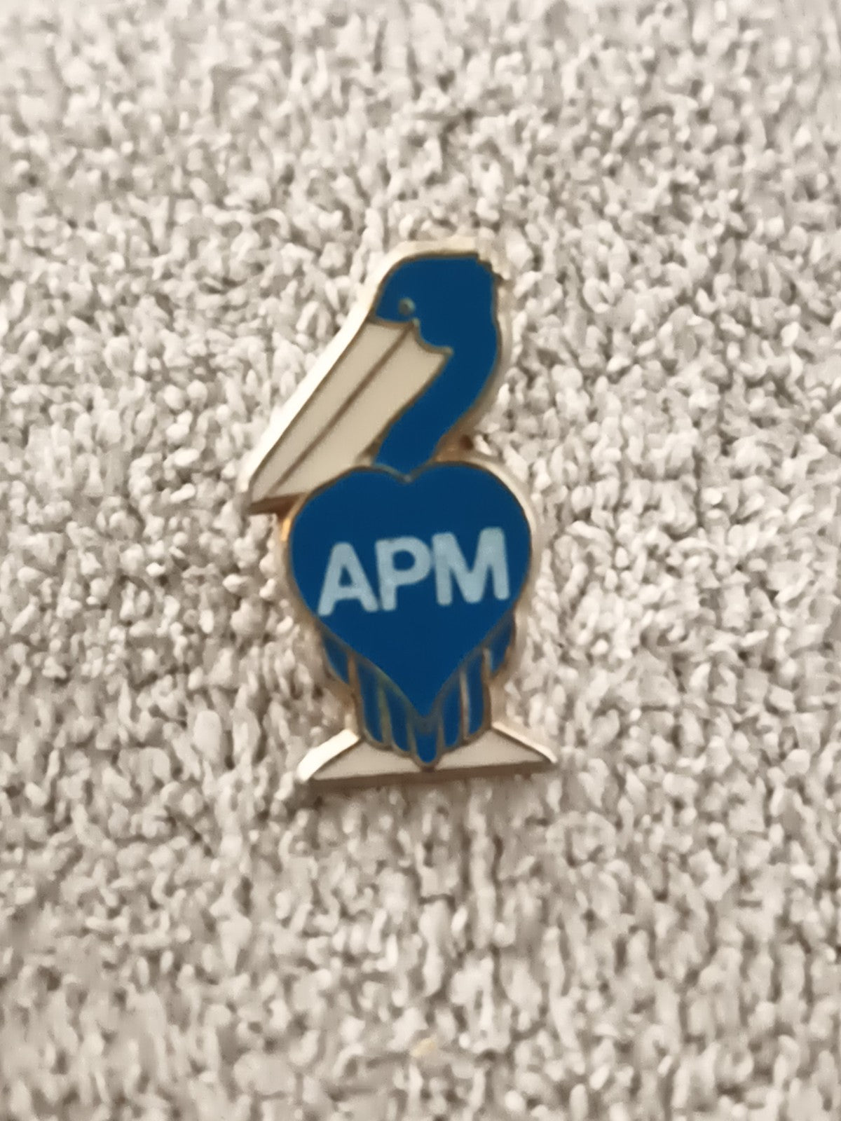 Pin's vintage cigogne bleue APM émaillé badge ancien logo oiseau (Ref 7)