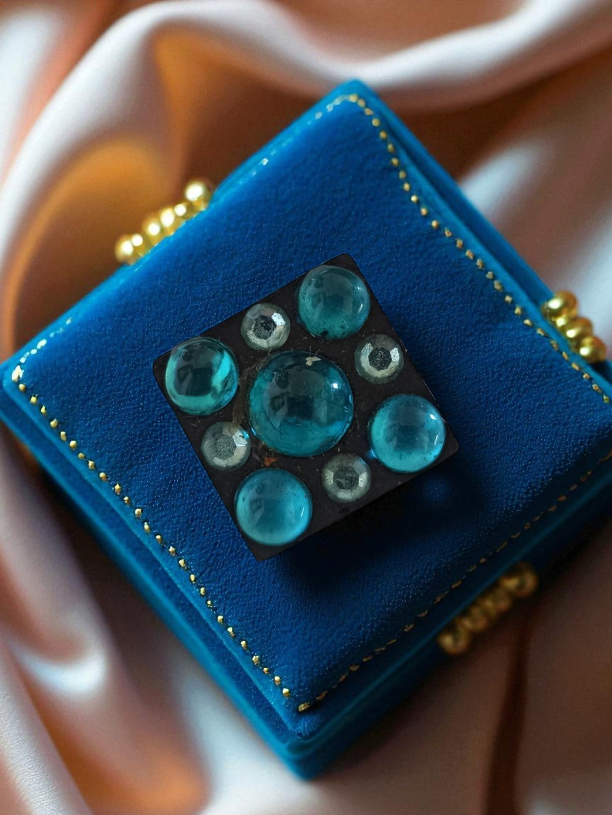 Broche vintage carrée strass bleu fantaisie petit format bijou rétro