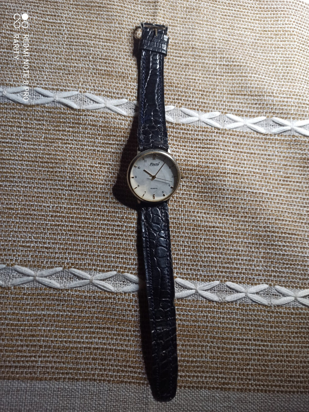 Montre vintage Flami quartz cadran blanc, bracelet effet croco noir