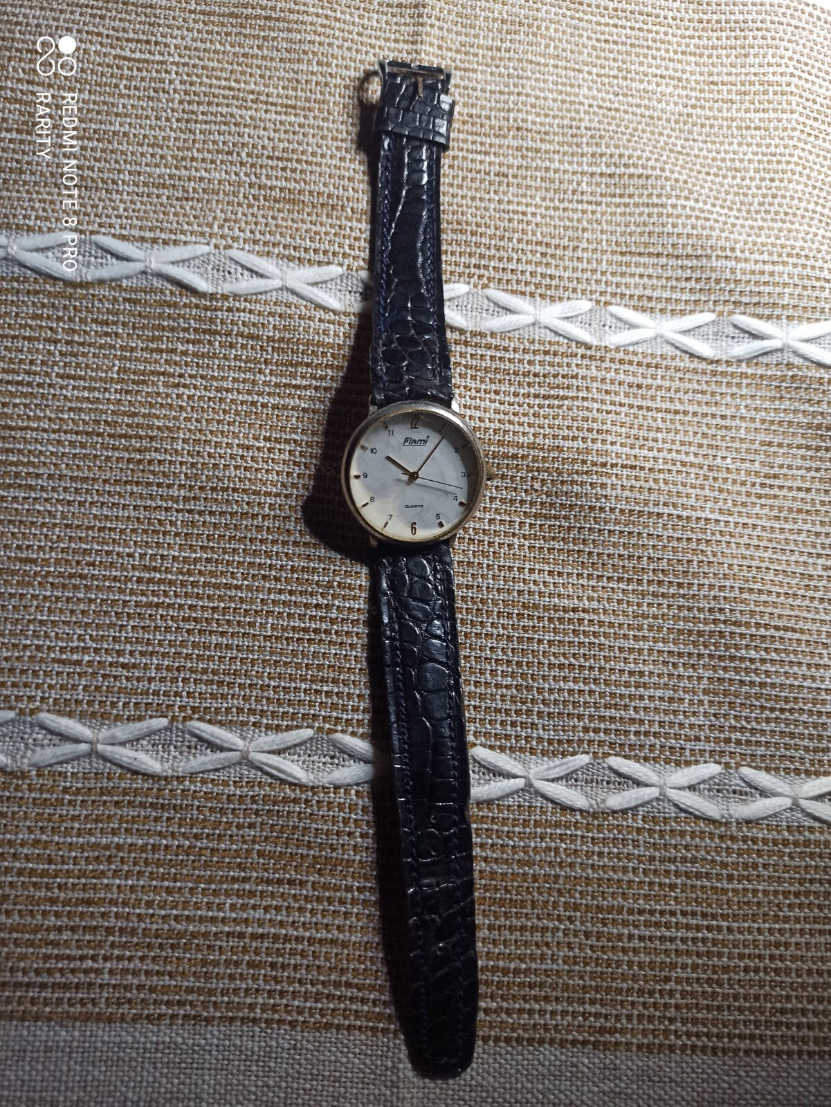 Montre vintage Flami quartz cadran blanc, bracelet effet croco noir