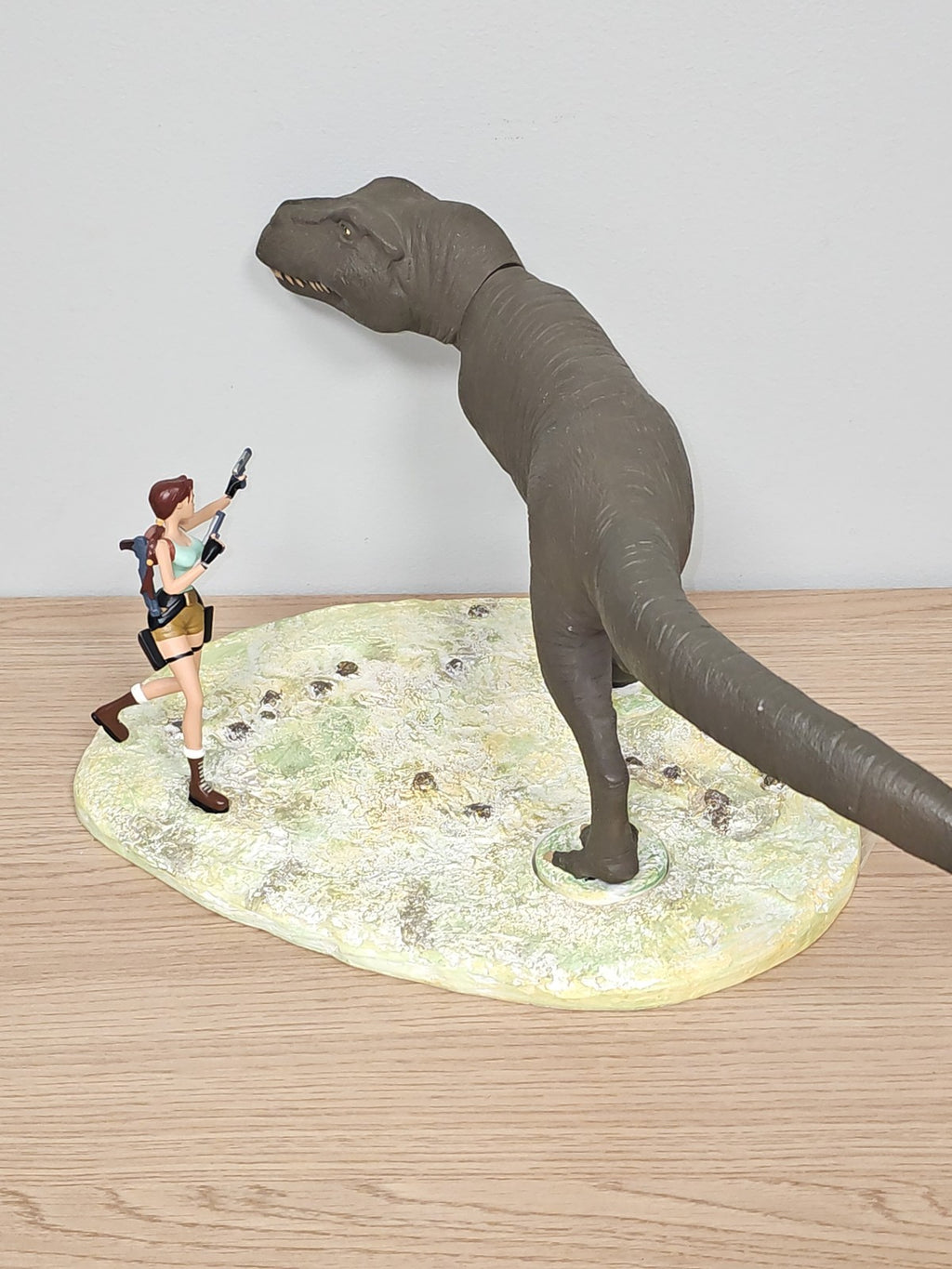 Figurine Tomb Raider Lara Croft avec T-Rex Diorama Atlas Jeu Vidéo Héros