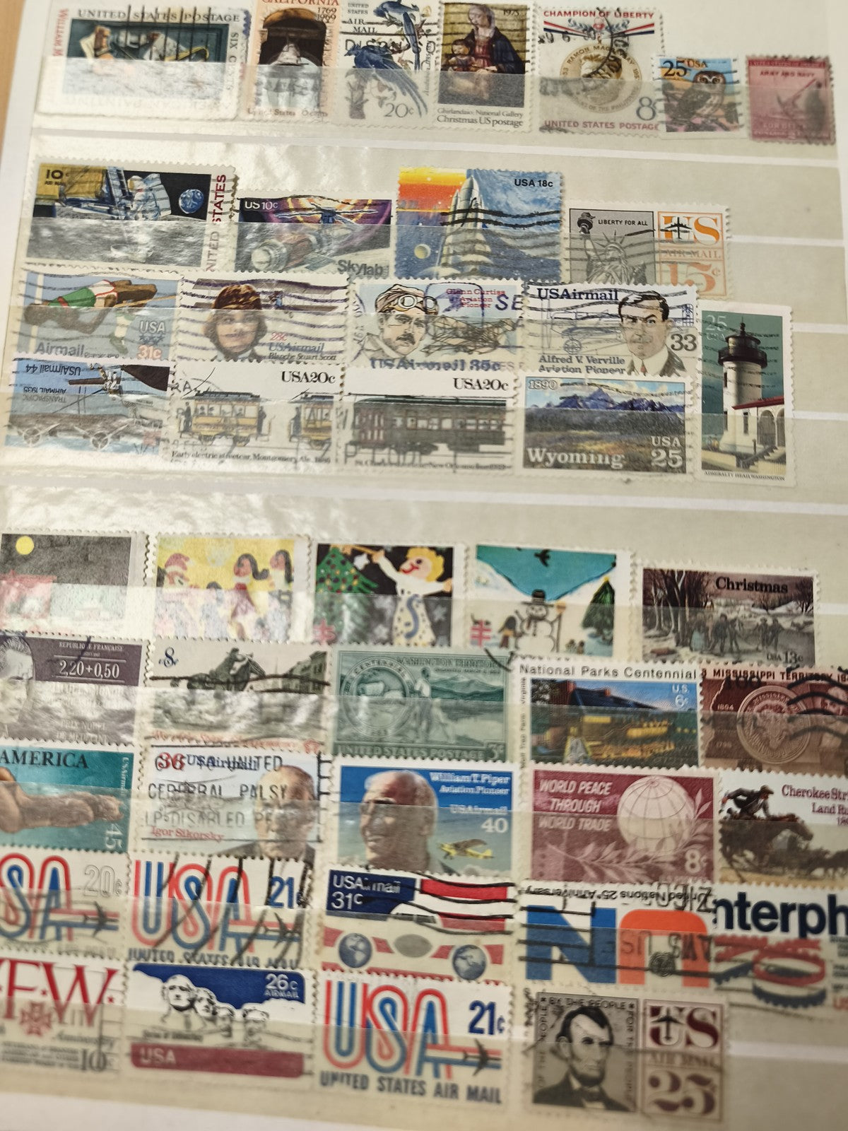 Lot de timbres USA et internationaux ? divers motifs et couleurs, oblitérés