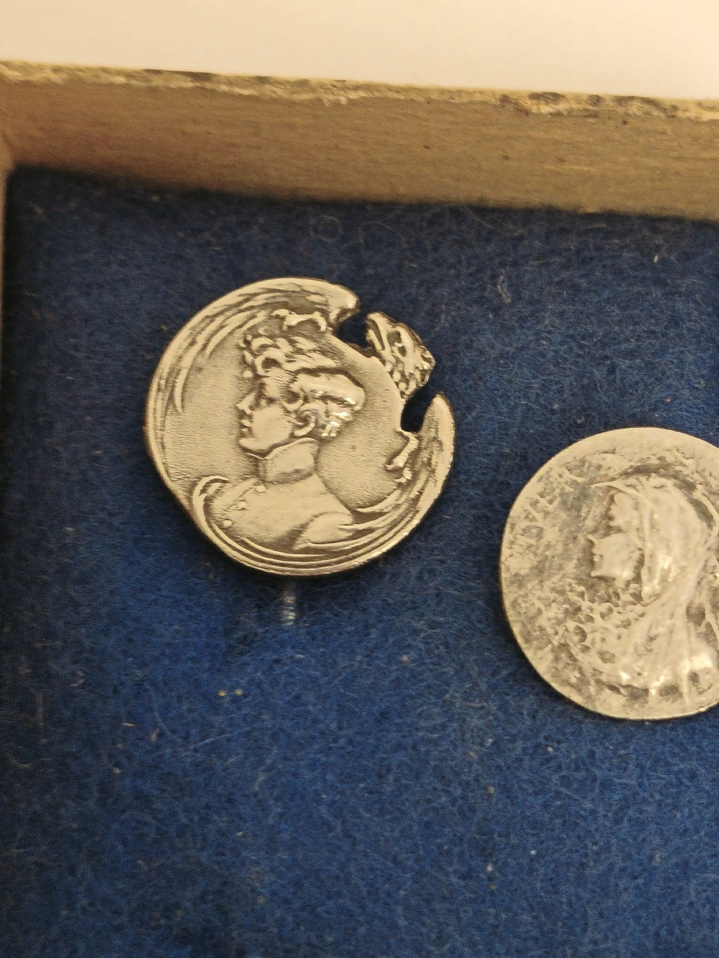 Petites médailles anciennes argent Napoléon III fin XIXe Art nouveau pin's