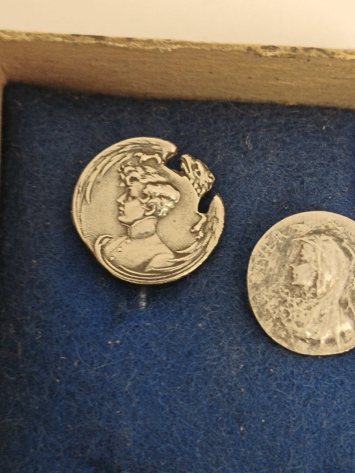 Petites médailles anciennes argent Napoléon III fin XIXe Art nouveau pin's