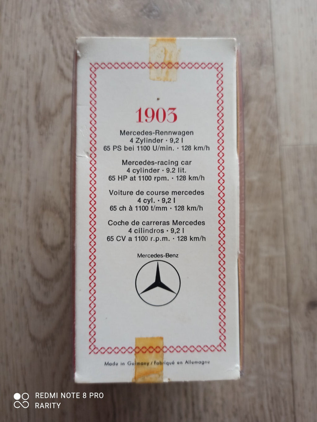 Voiture miniature Mercedes 1903 Rennwagen vintage sous vitrine, blanc doré