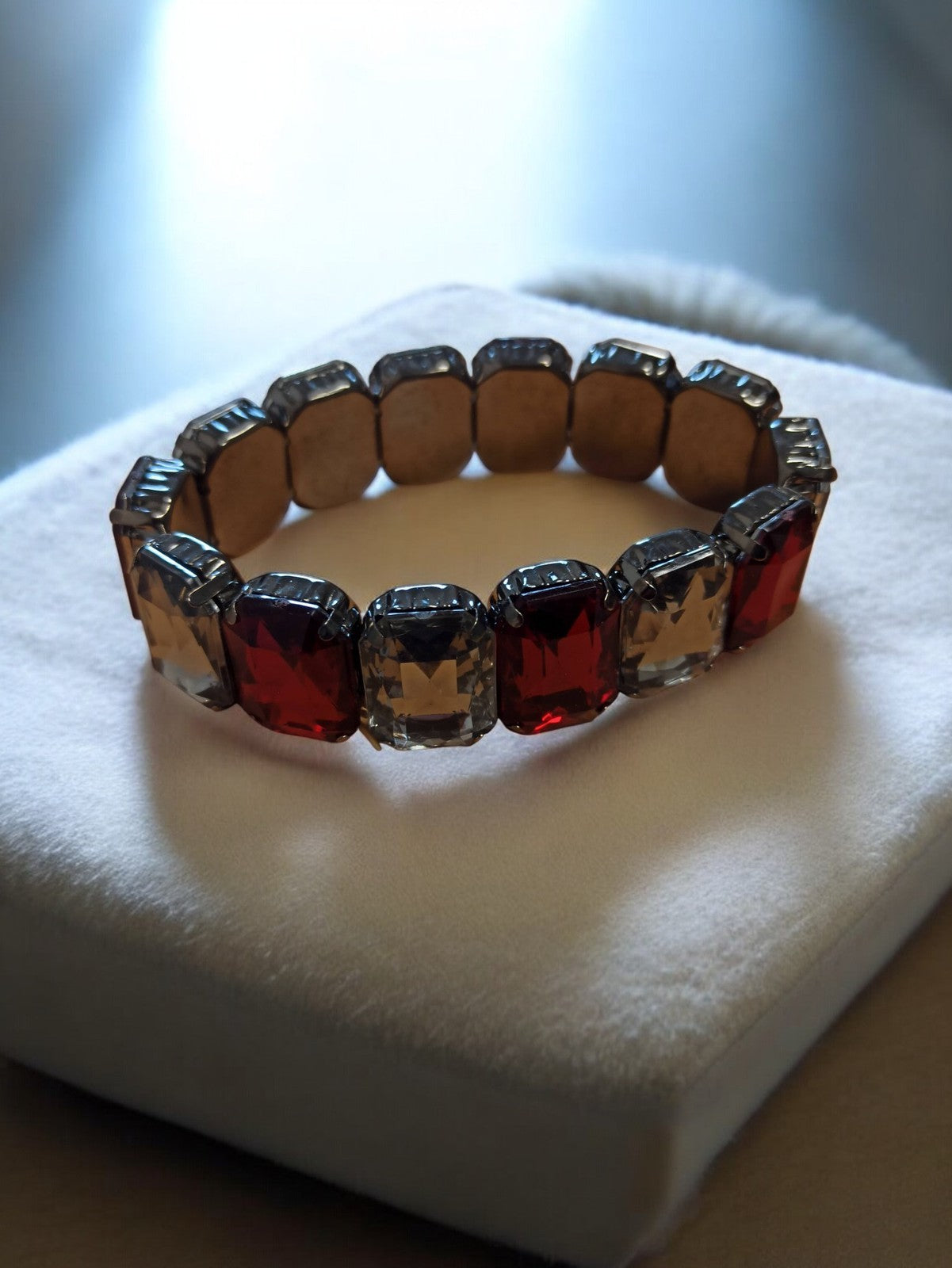 Bracelet vintage rétro, pierres facettées rouges et claires, fantaisie ancien