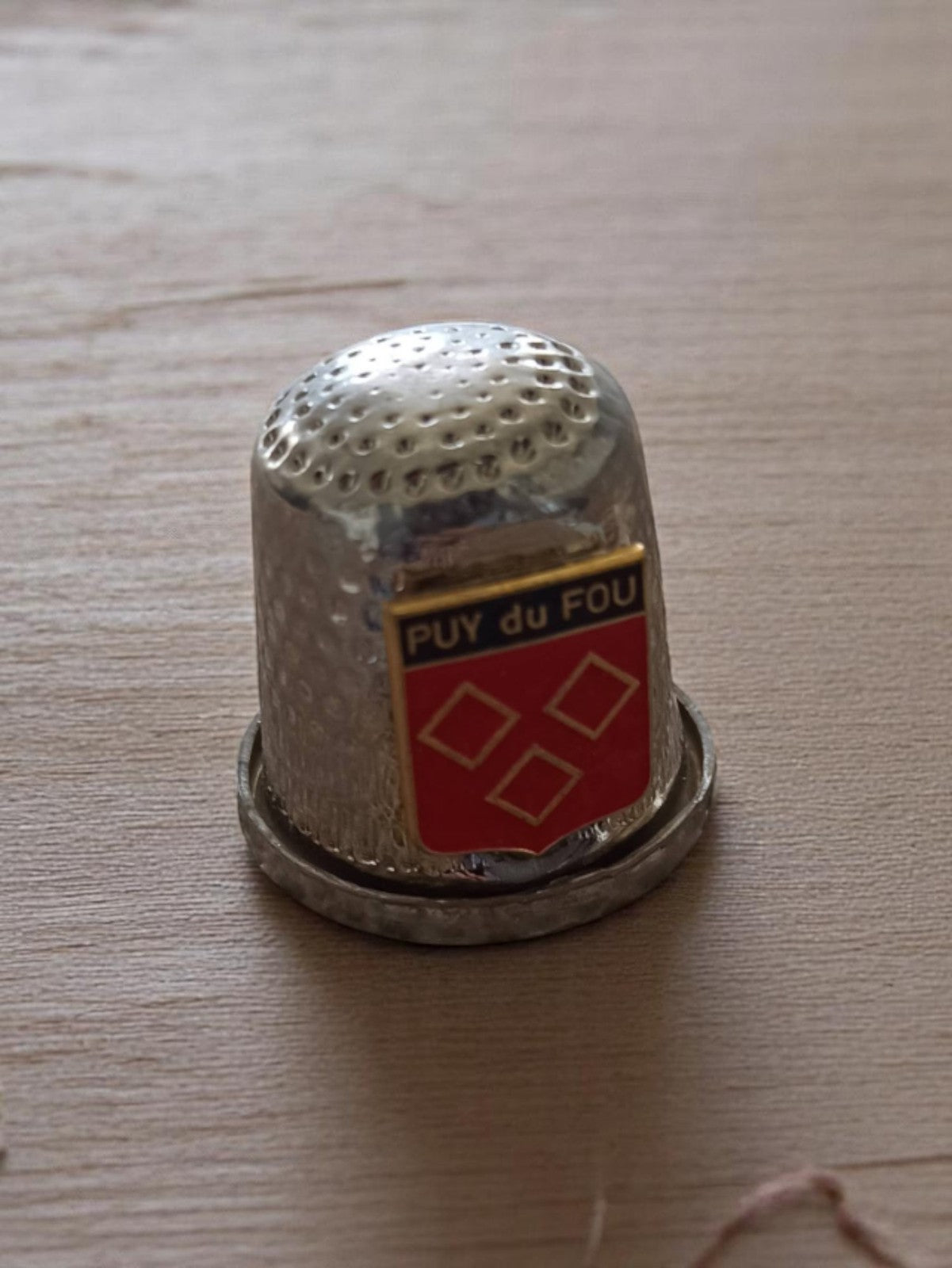 Dé à coudre Puy du Fou blason émaillé vintage souvenir couture