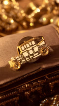 Pin's vintage taxi ancien doré, forme voiture rétro, modèle unique