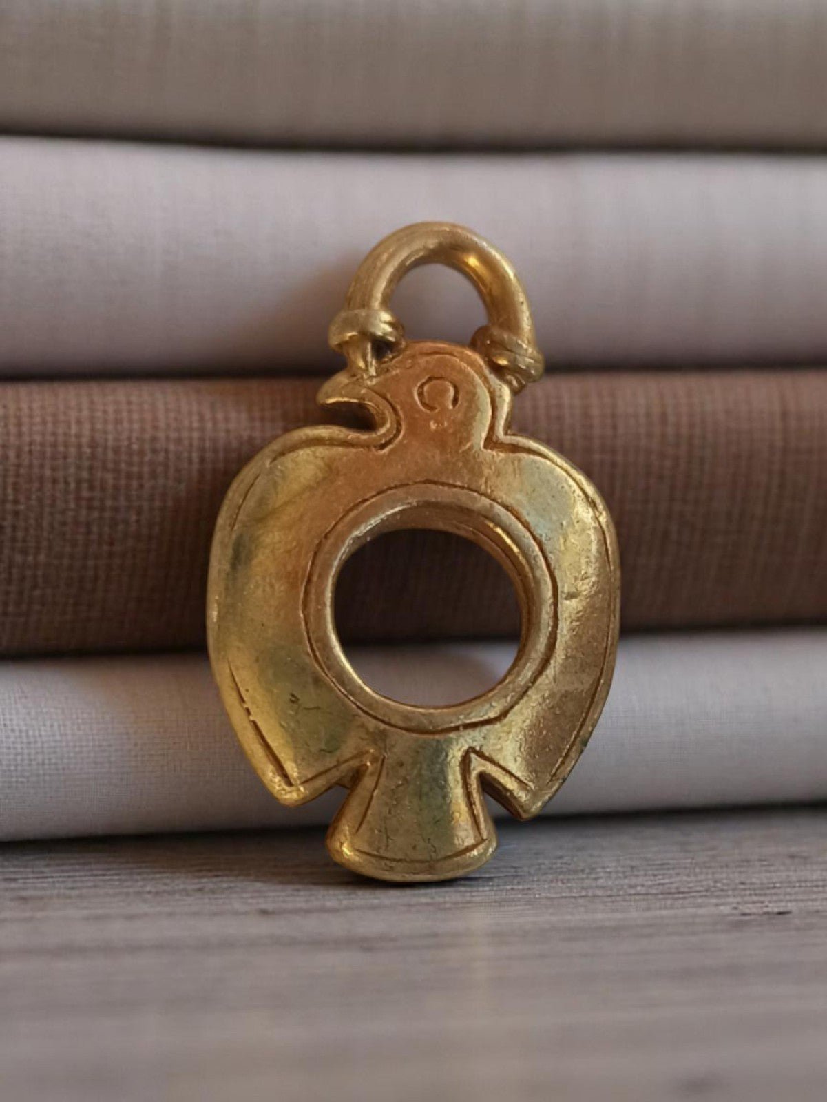 Pendentif vintage années 50 métal doré forme oiseau ajouré rétro