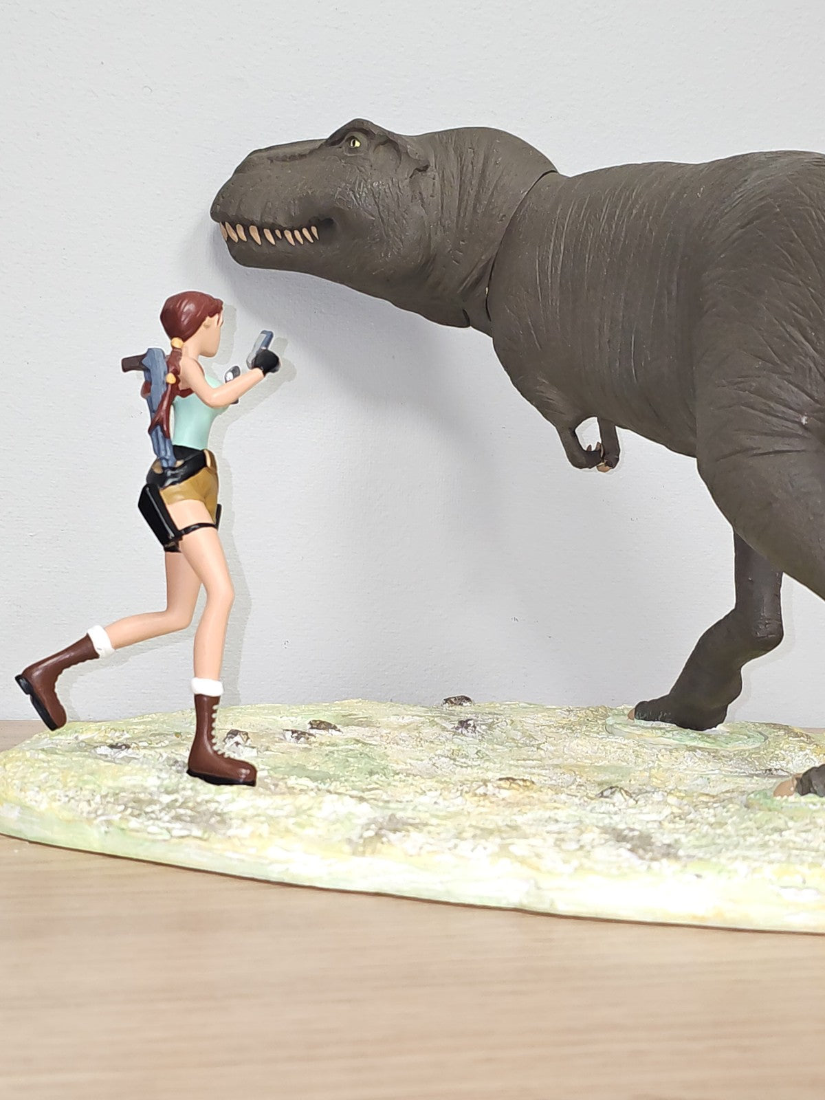 Figurine Tomb Raider Lara Croft avec T-Rex Diorama Atlas Jeu Vidéo Héros