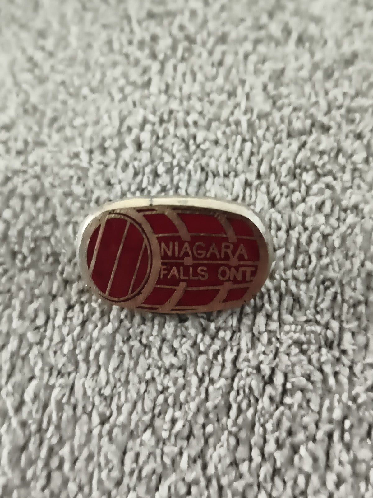 Pin's vintage Niagara Falls Ontario rouge, badge ancien souvenir Canada (Ref 6)