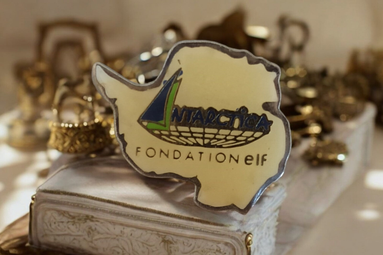Pin's vintage Fondation ELF Antarctica forme continent, badge ancien pétrolier F