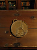 Médaille maître-chien vintage métal doré relief chien dressé