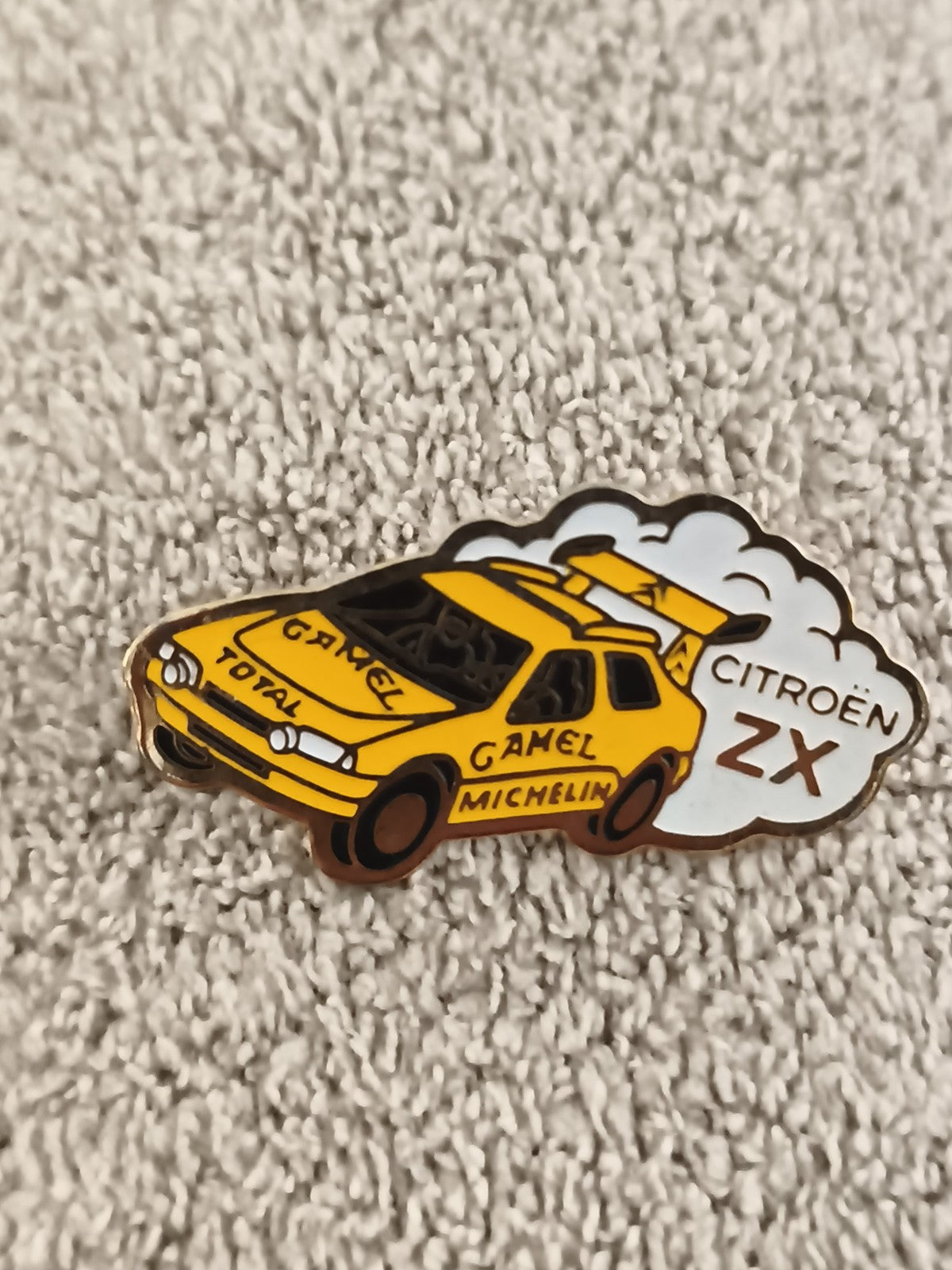 Pin's vintage Citroën ZX Camel Michelin Total rallye jaune (Ref 2)