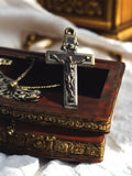 Croix crucifix vintage en métal argenté Jésus Christ ancien pendentif religieux