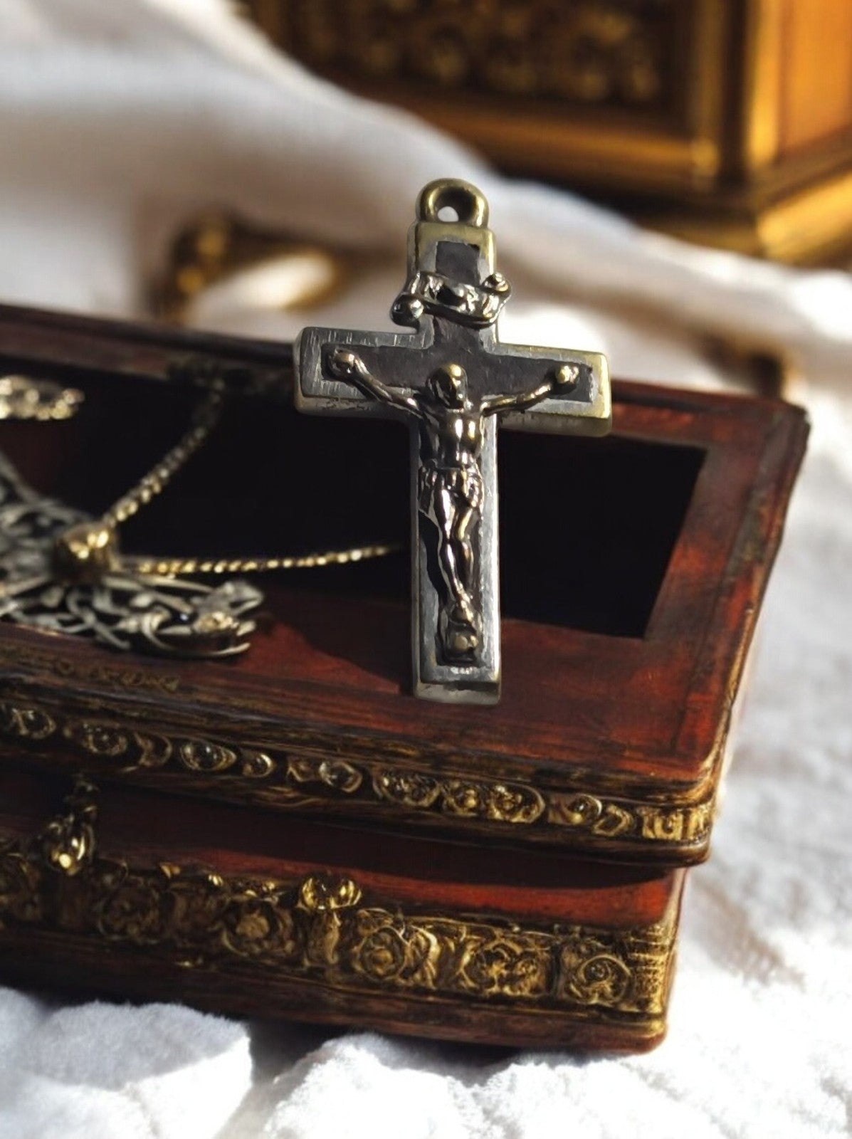 Croix crucifix vintage en métal argenté Jésus Christ ancien pendentif religieux