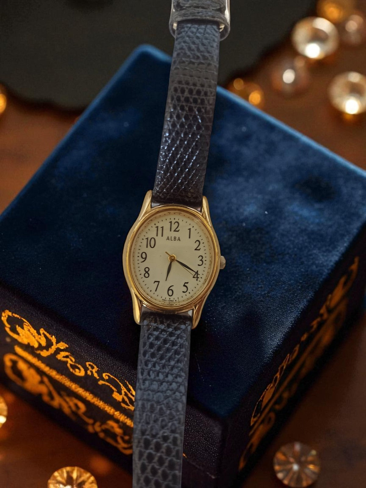 Montre femme Alba vintage cadran doré, ancien modèle à pile, bracelet texturé