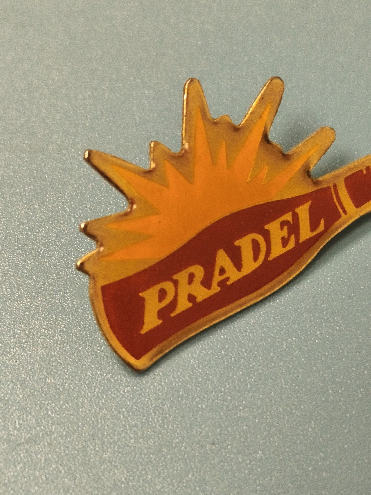 Vintage pin's Pradel émaillé collection, motif soleil, badge ancien rare
