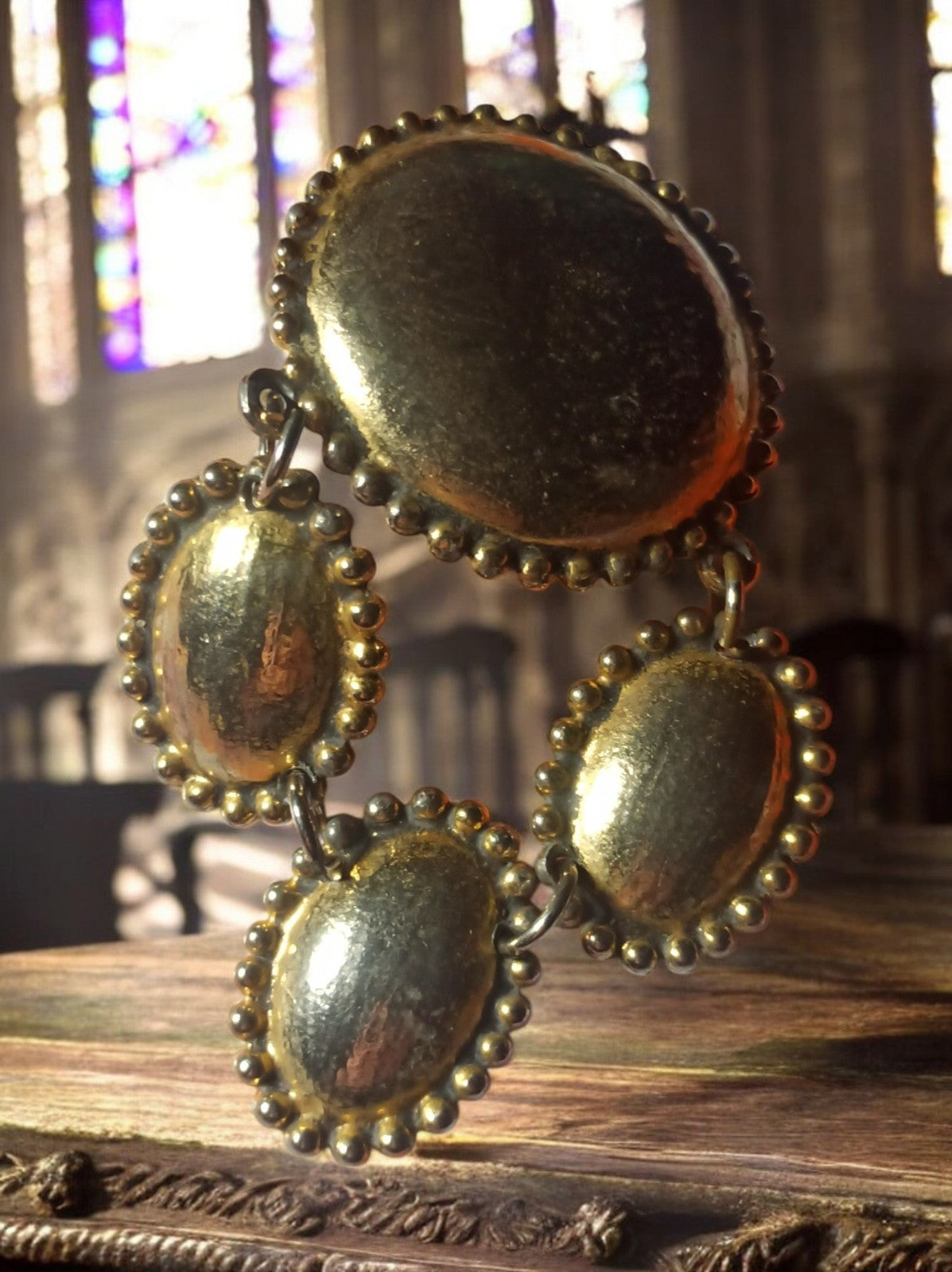 Boucle d’oreille vintage 1970 plaquée or, design ovale martelé, pièce unique