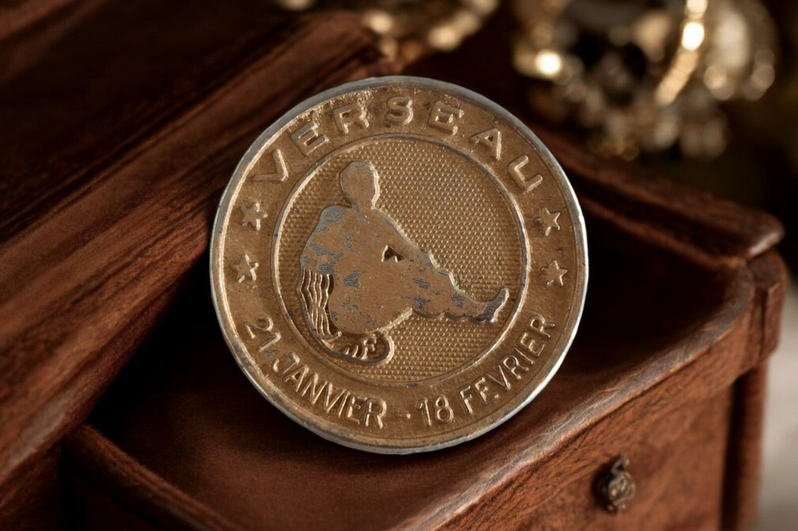 Médaille Verseau vintage plaquée or, signe zodiaque astrologie, 21 janvier