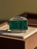 Pin's ancien Stade Vélodrome 1991 OM Marseille Caen football vintage