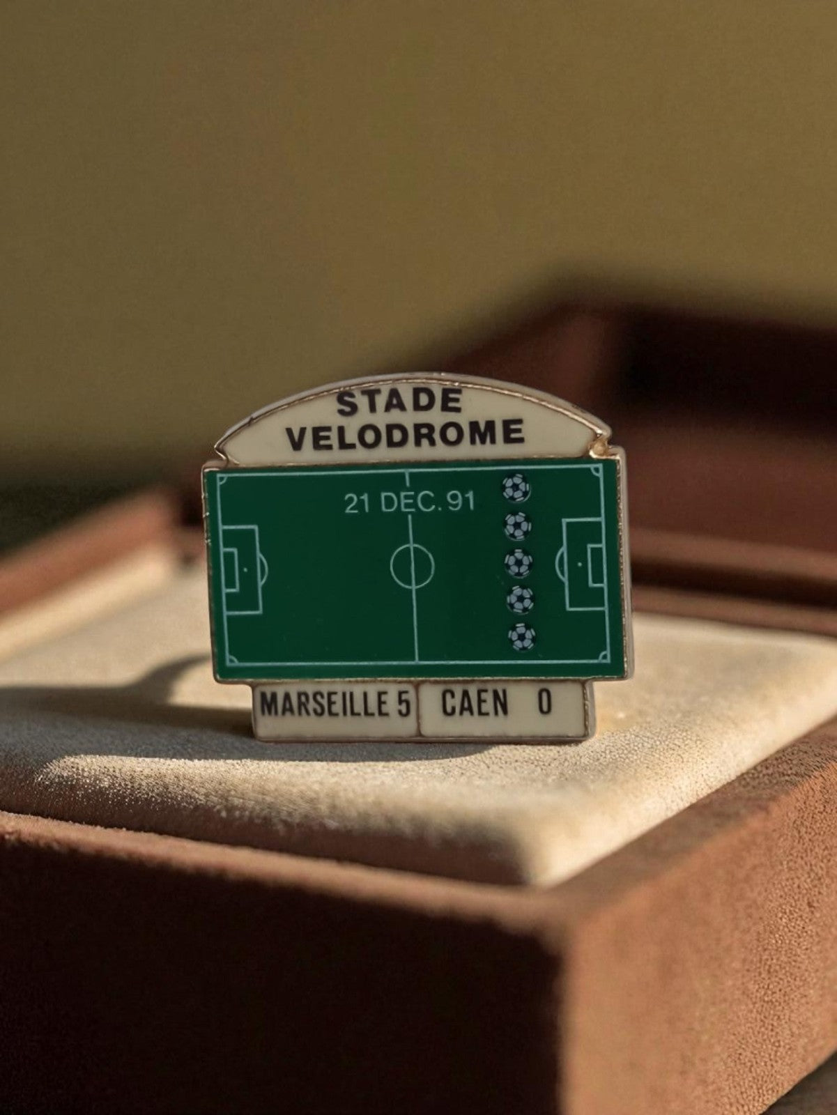 Pin's ancien Stade Vélodrome 1991 OM Marseille Caen football vintage