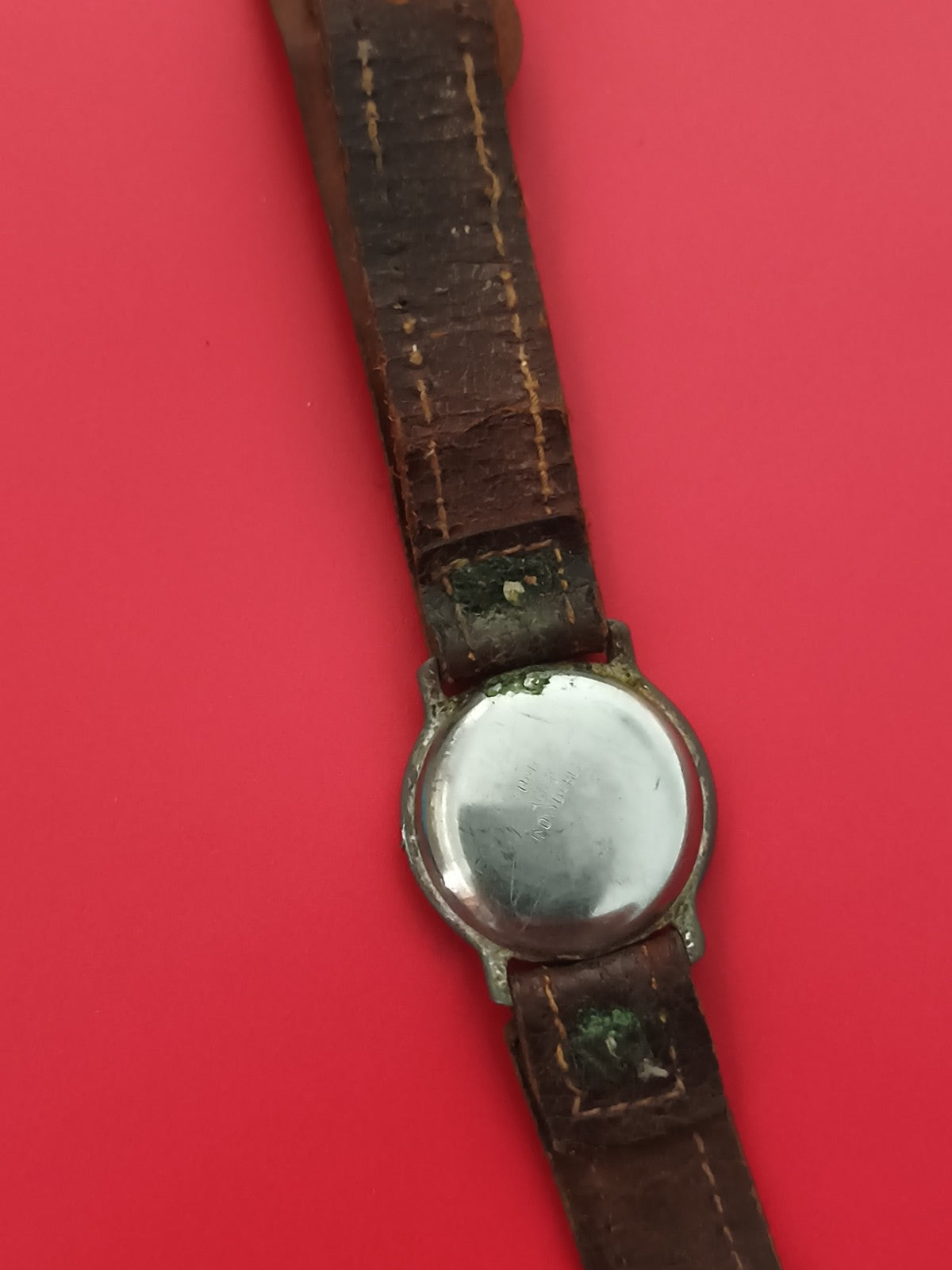 Montre bracelet ancienne avant-guerre, cadran patiné, bracelet marron vintage