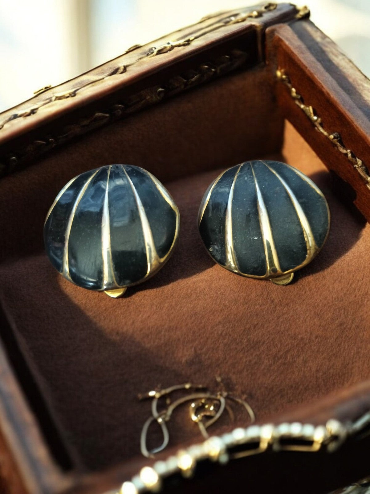 Boucles d’oreilles vintage bombées noir doré, clip fantaisie rétro