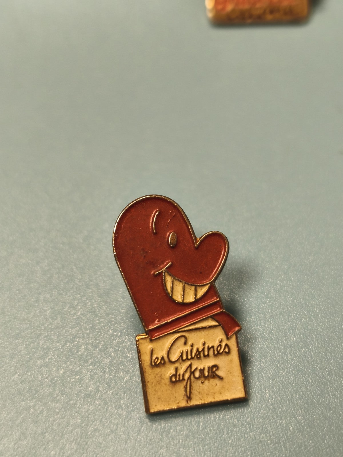 Pin's vintage Les Cuisinés du Jour personnage sourire émaillé ancien collection