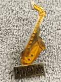 Pin's vintage saxophone ALLIGATORS jaune badge musique rétro (Ref 2)
