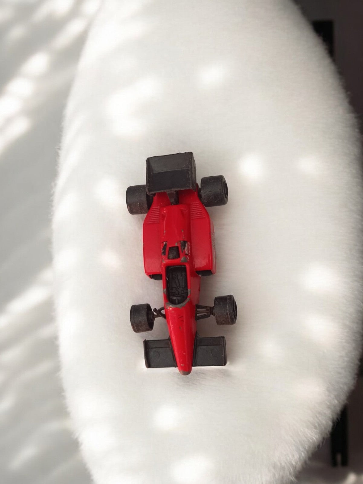Voiture miniature vintage F1 rouge, modèle ancien rétro, jouet de collection