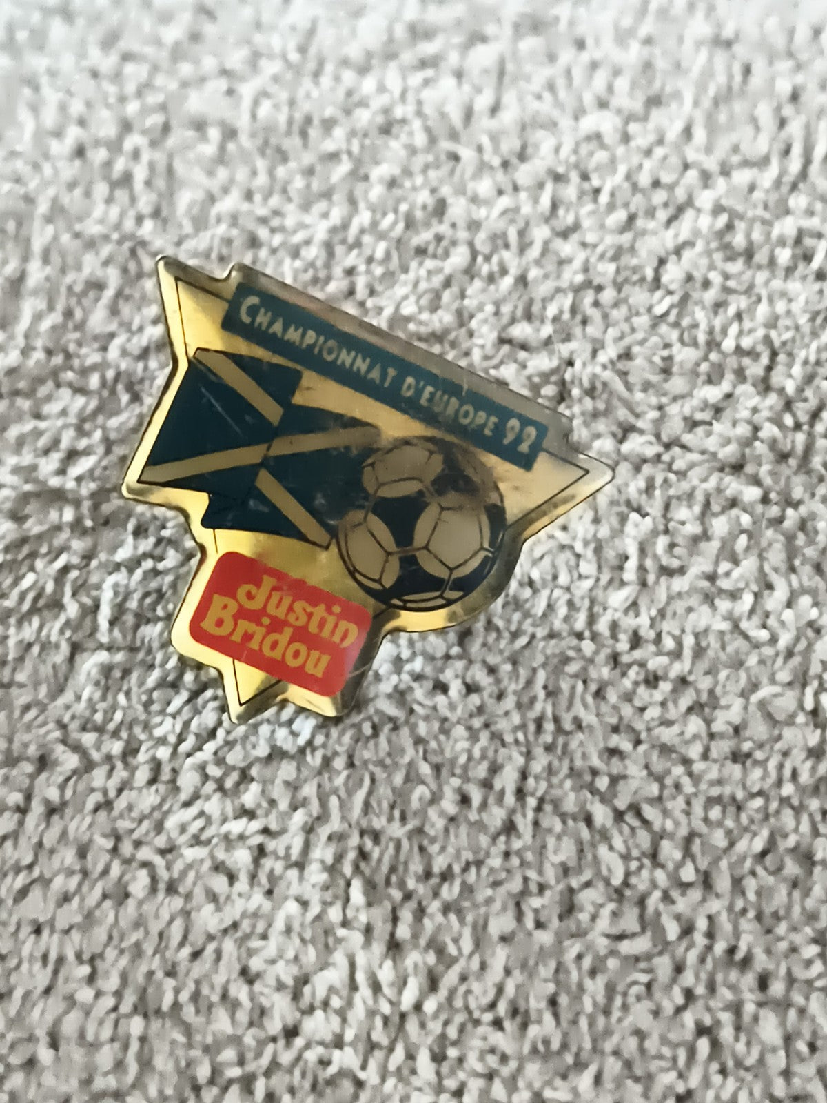 Pin's vintage Justin Bridou football Championnat d'Europe 92 Euro 1992 (Ref 10)