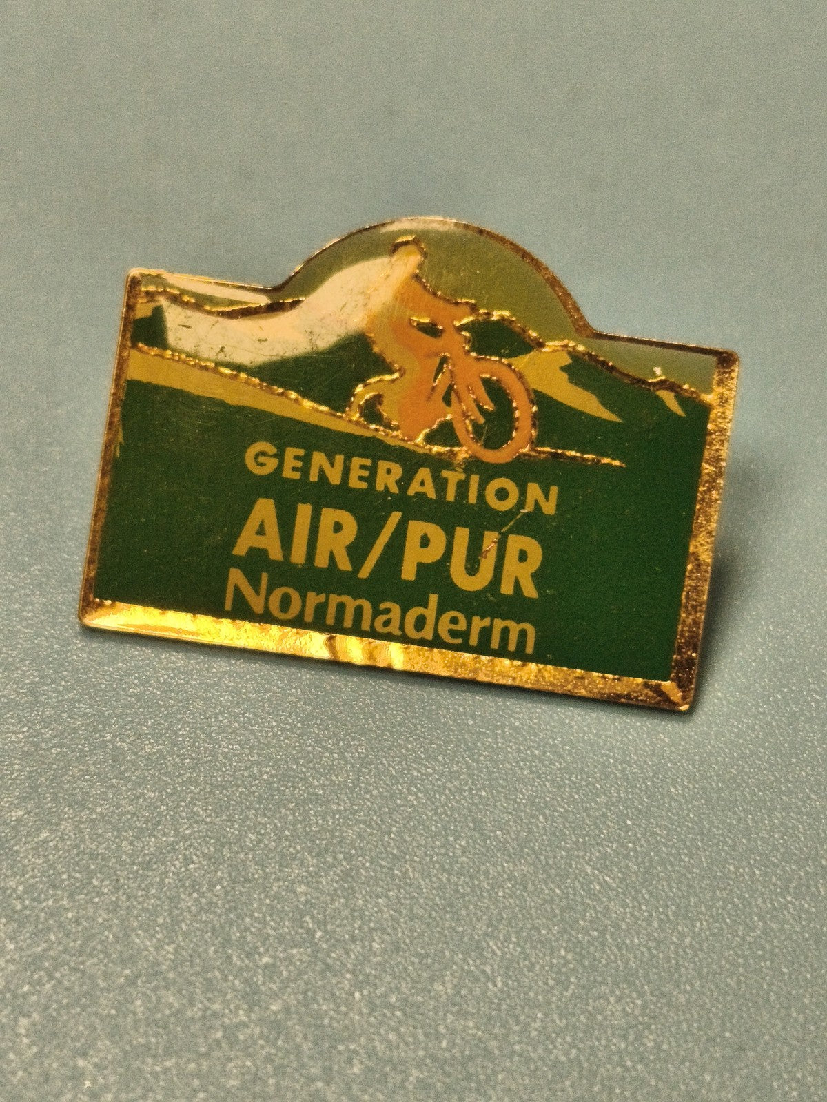 Vintage pin's Génération Air Pur vélo montagne vert doré ancien collection