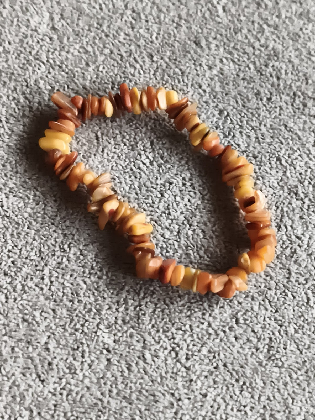 Bracelet élastique pierres naturelles tons marron jaune, perles chips fantaisie