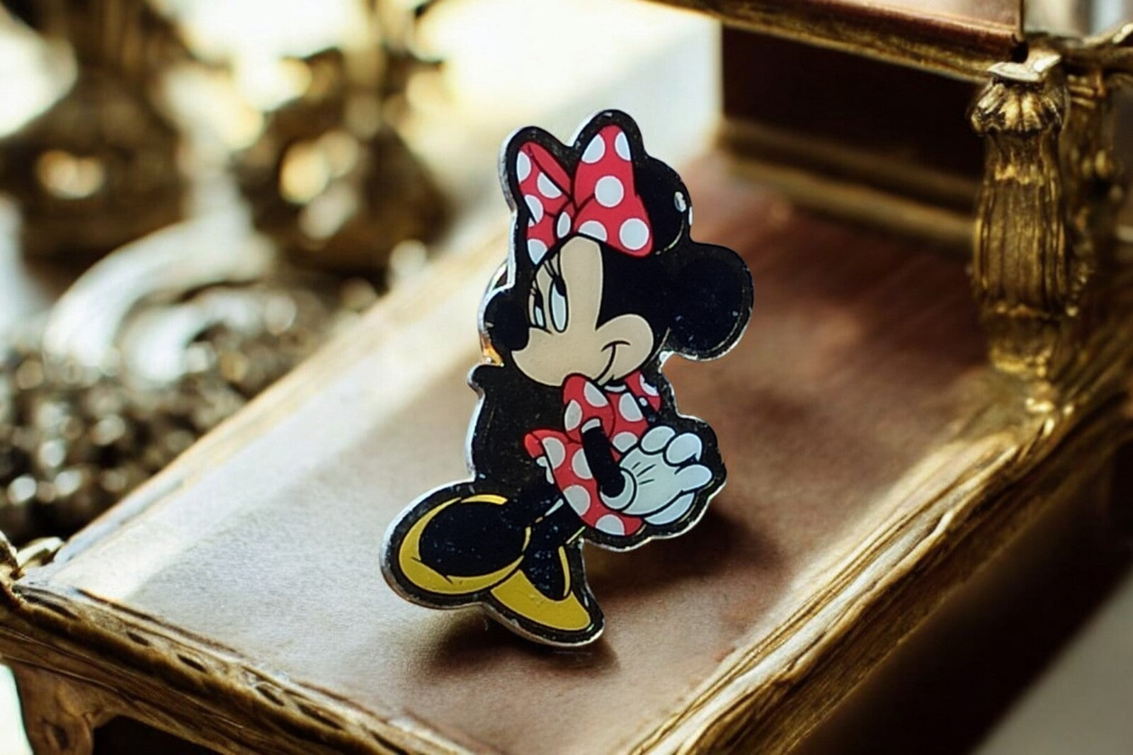 Pin's Minnie Mouse Tokyo Disneyland vintage, badge Disney rare, rouge à pois