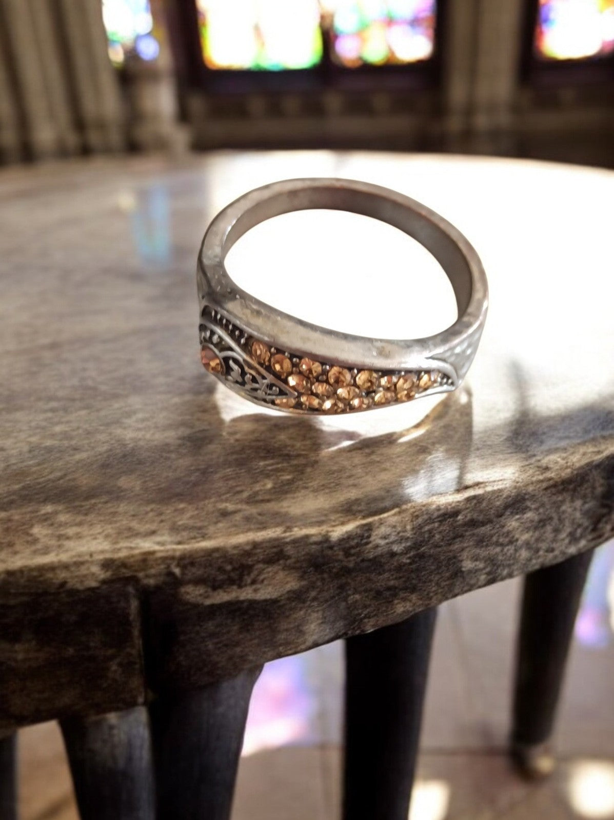 Bague fantaisie vintage créateur, aspect argenté, strass ambre, taille 55