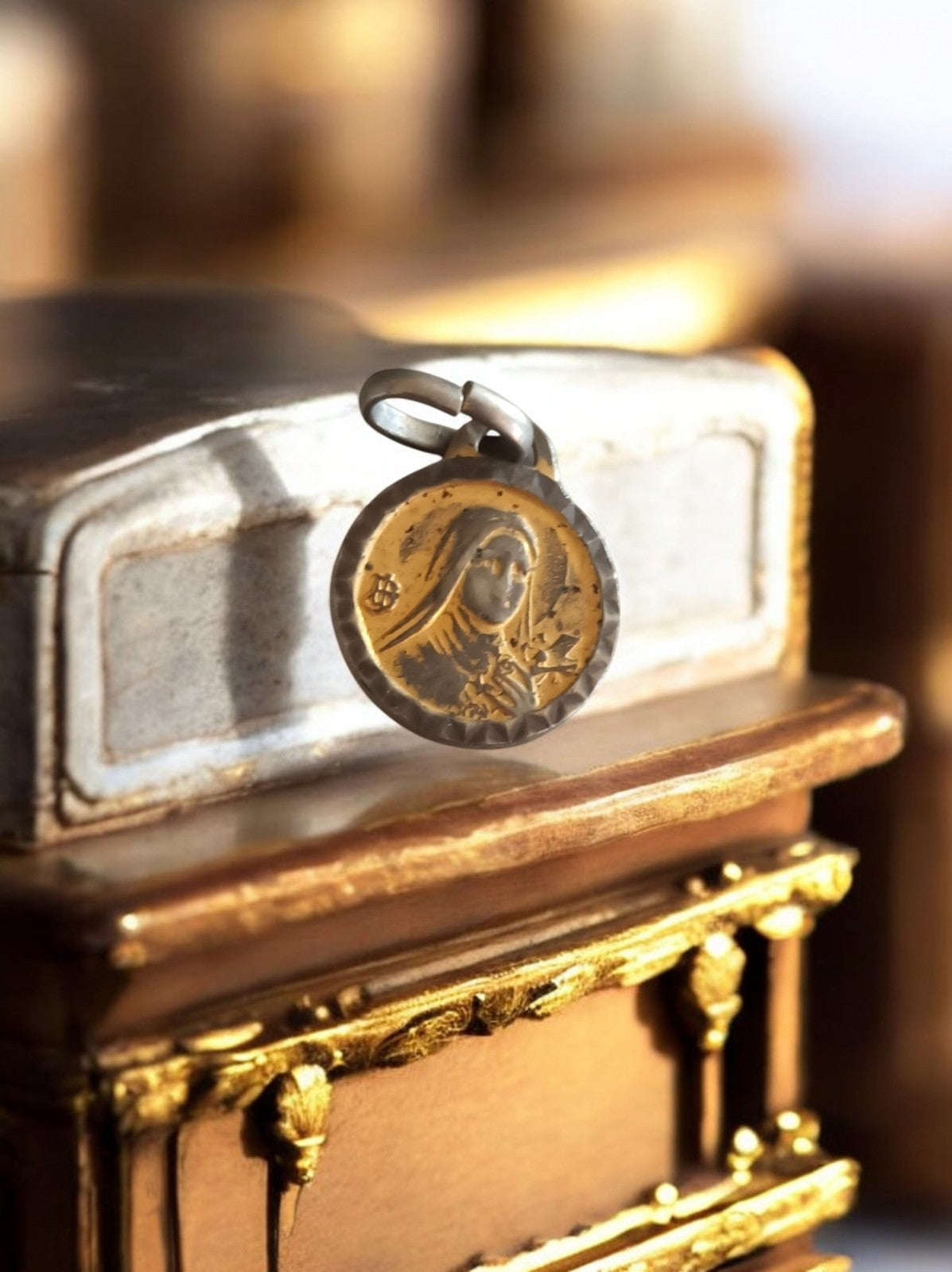 Pendentif religieux ancien catholique en métal, médaillon doré Vierge Marie