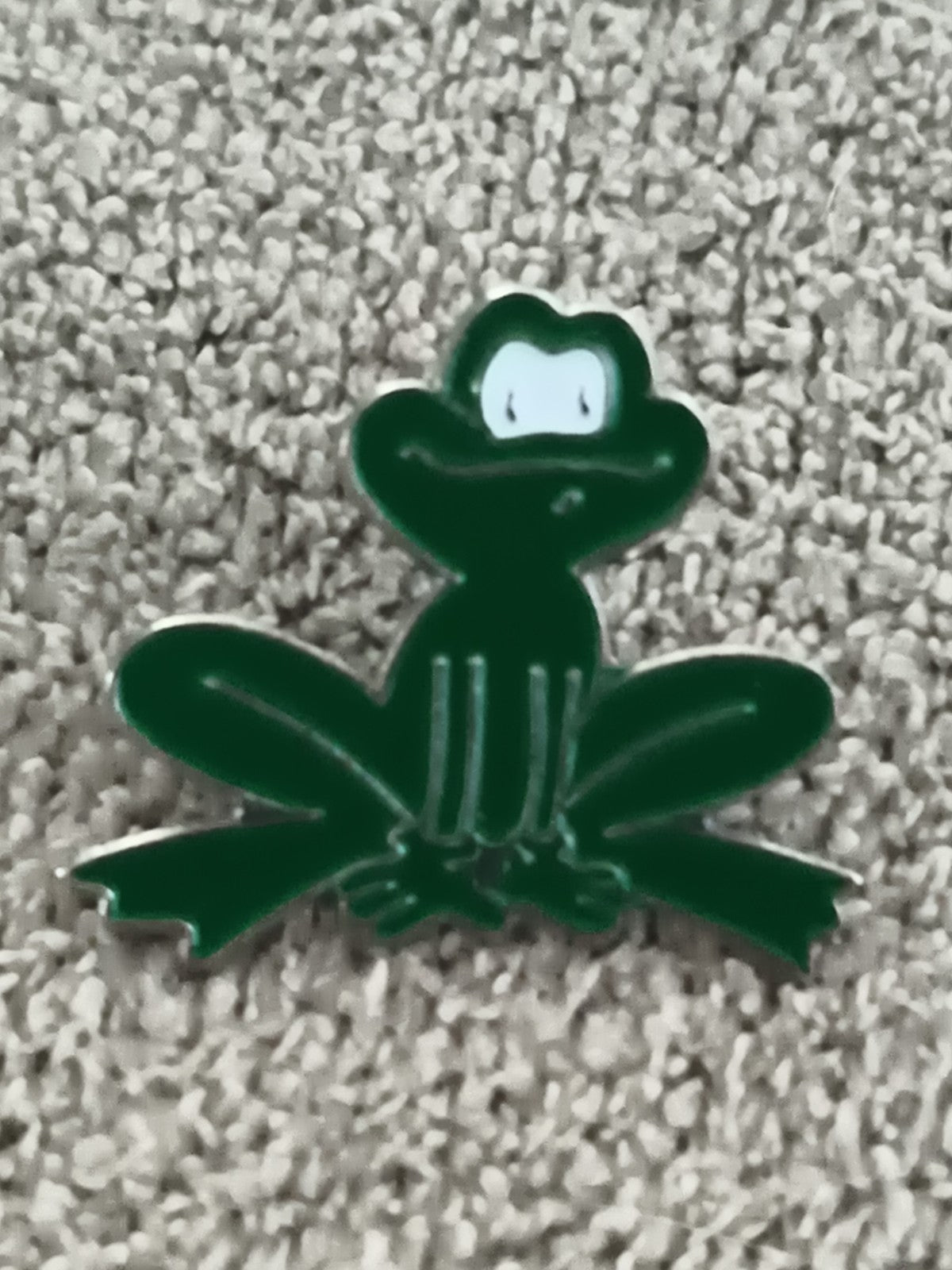 Pin's vintage grenouille verte émaillée style cartoon badge ancien (Ref 8)