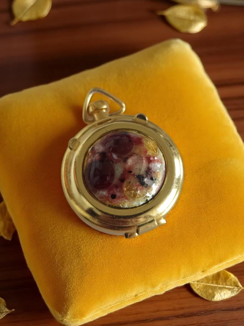 Pendentif ancien ouvrant doré cabochon inclusions rétro vintage bijou