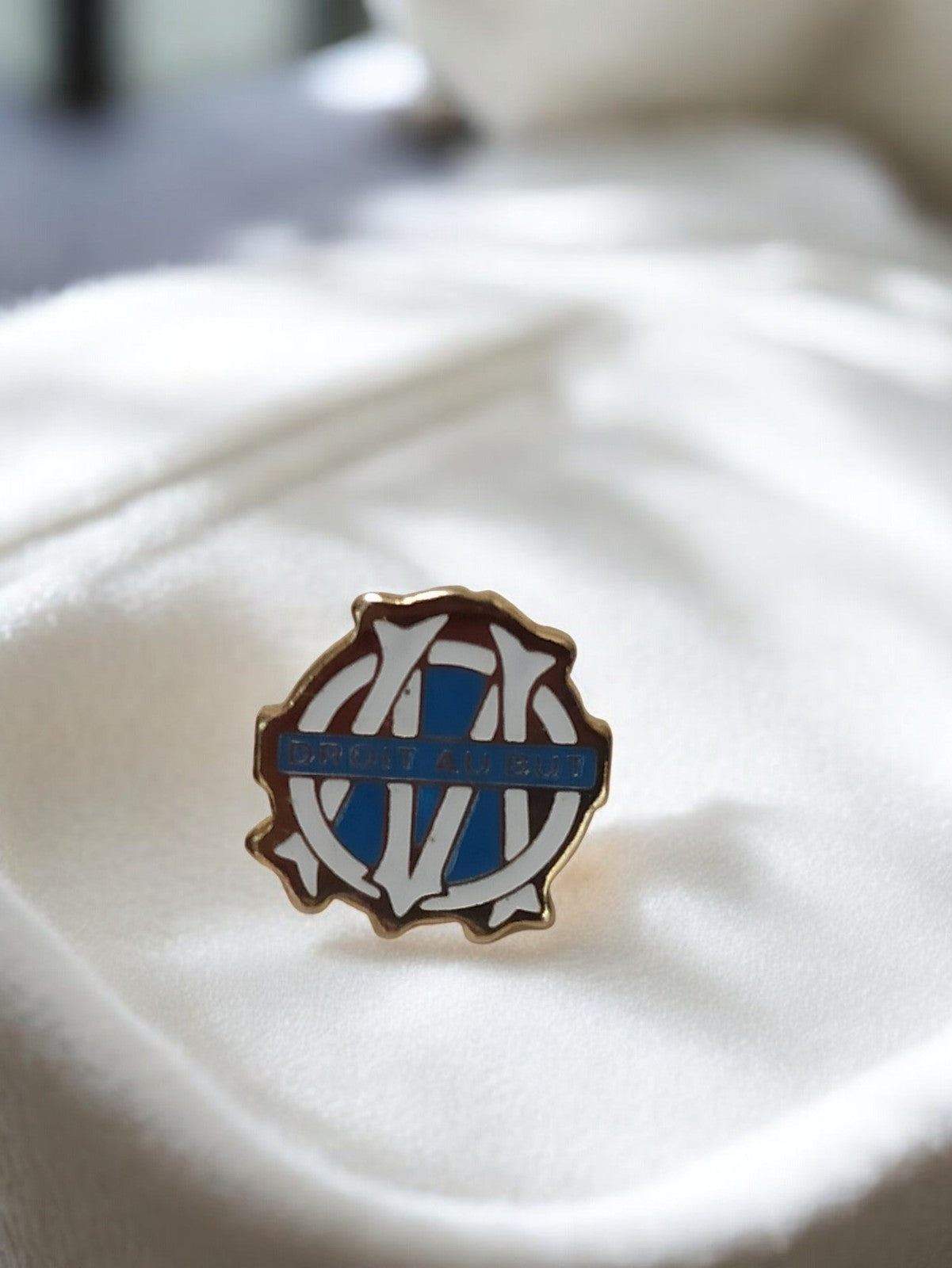 Pin's Olympique de Marseille vintage logo OM bleu blanc rétro ancien football