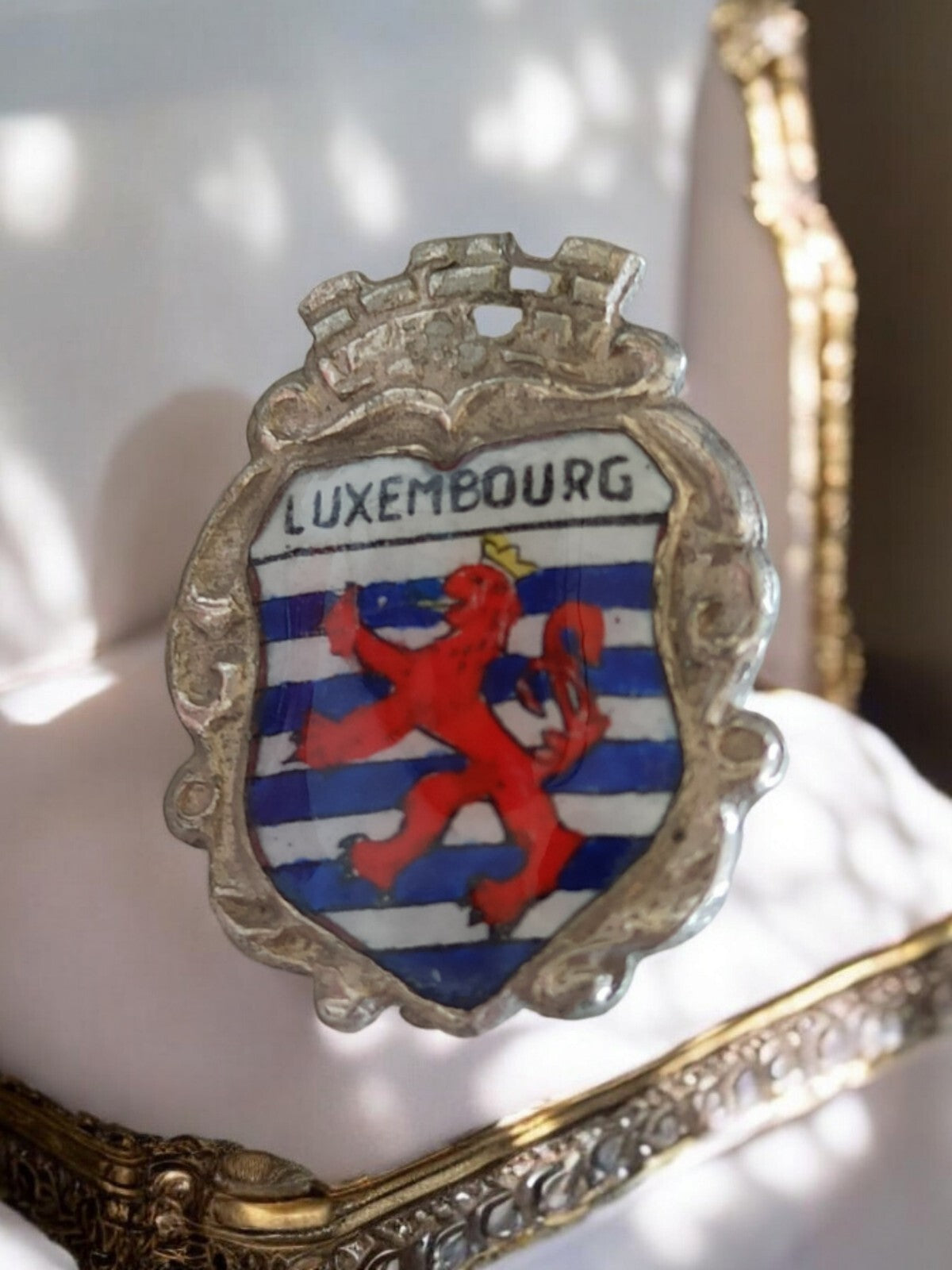 Broche blason Luxembourg vintage émaillée, écusson héraldique, style rétro